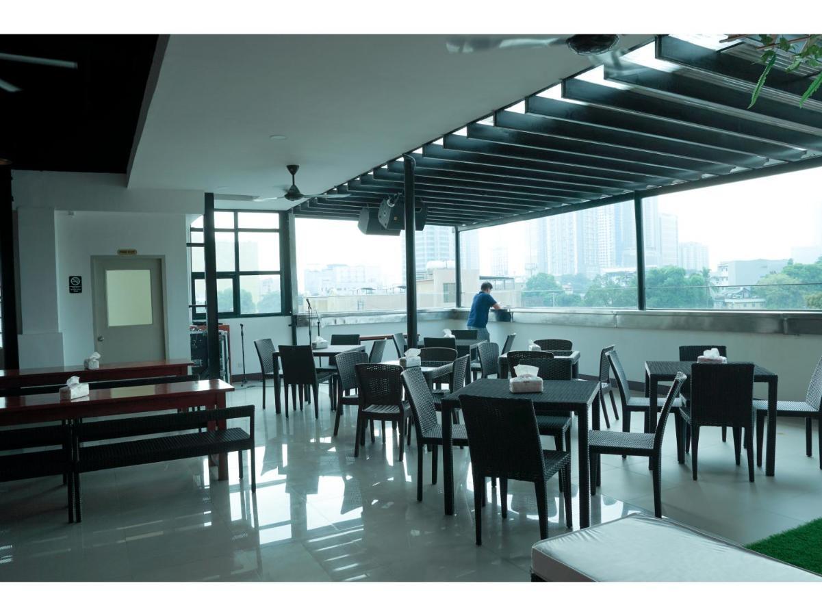 M28 Hotel And Apartments Quezon City Exteriör bild