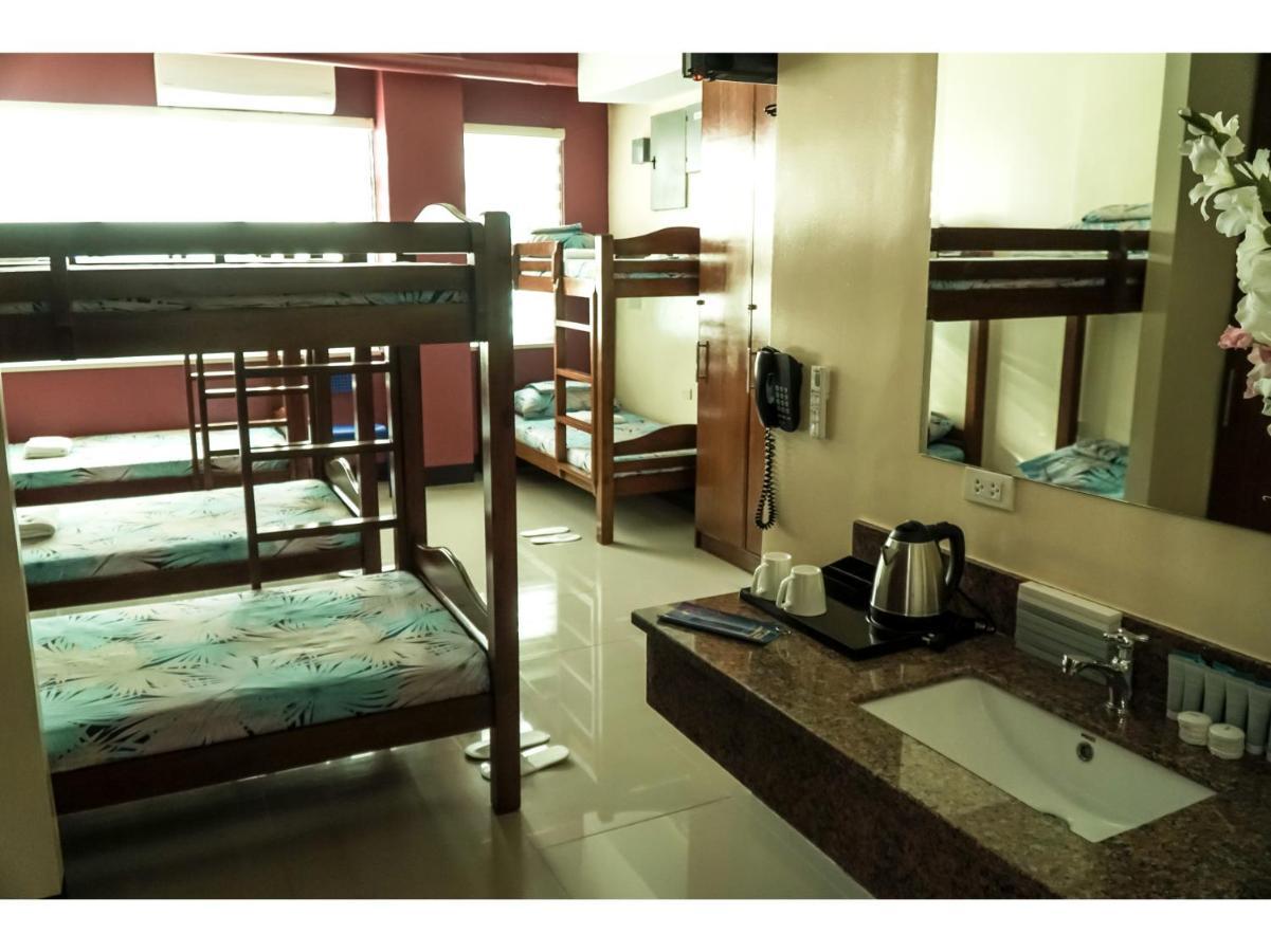 M28 Hotel And Apartments Quezon City Exteriör bild