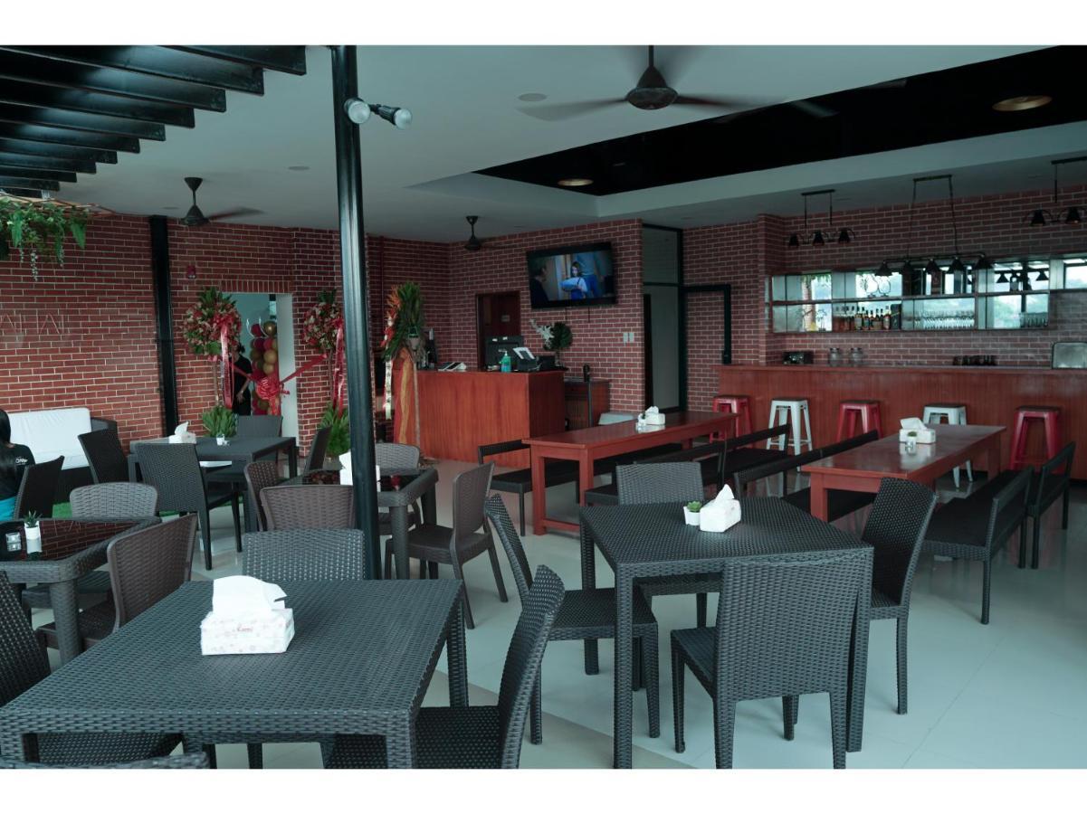 M28 Hotel And Apartments Quezon City Exteriör bild