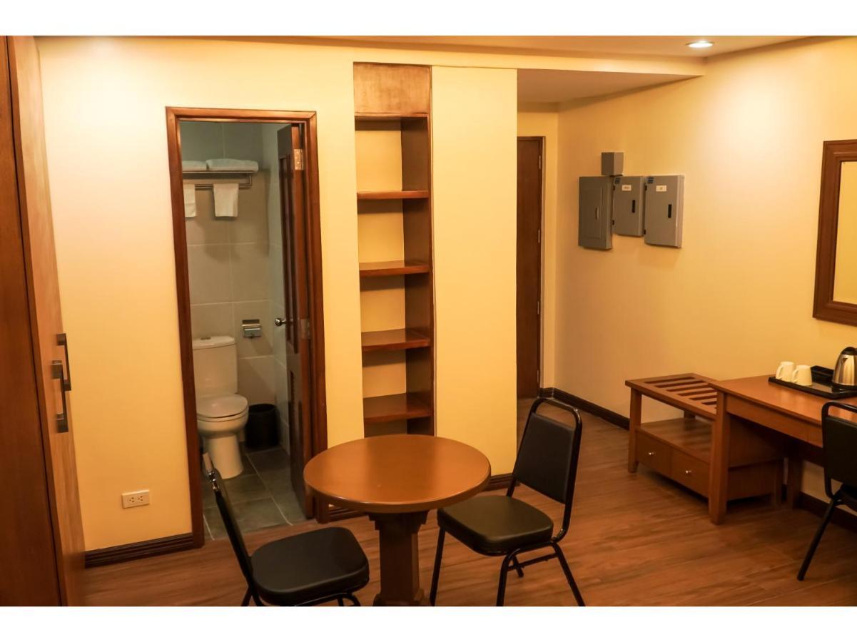 M28 Hotel And Apartments Quezon City Exteriör bild