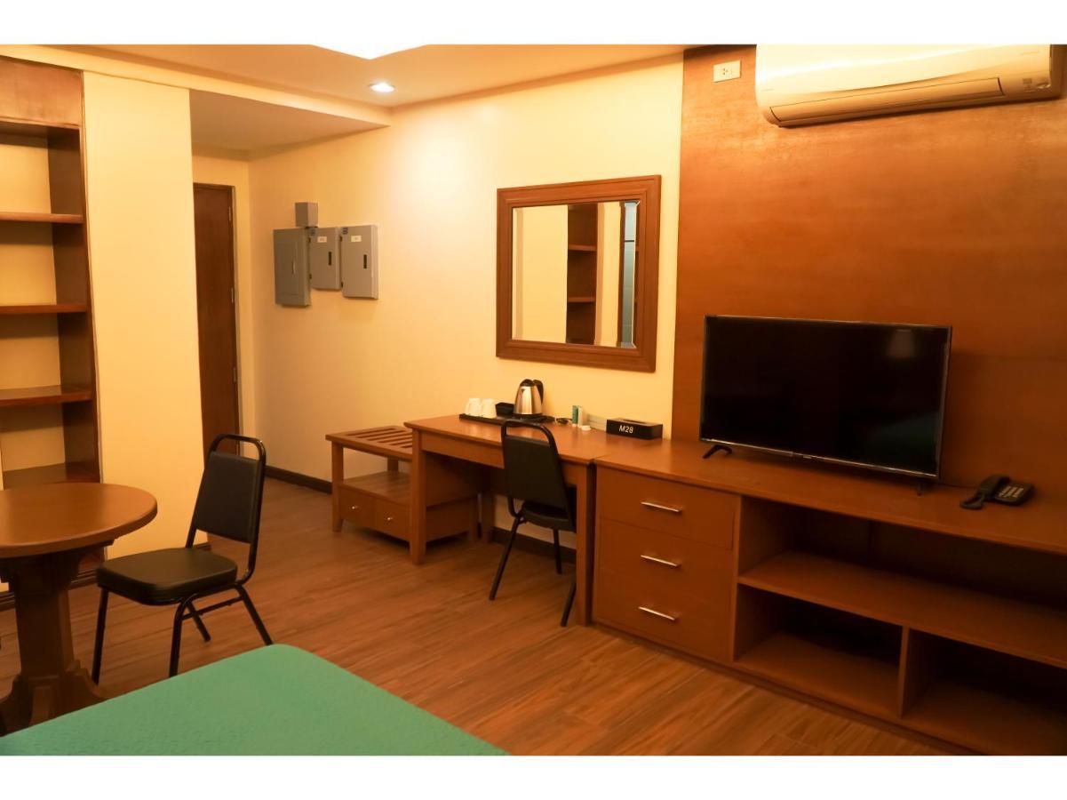 M28 Hotel And Apartments Quezon City Exteriör bild